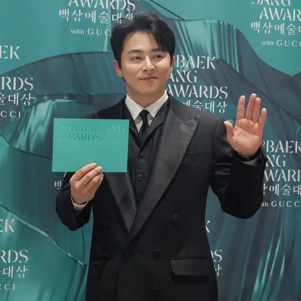 Popular photo full of fans’ love for Jo Jungseok