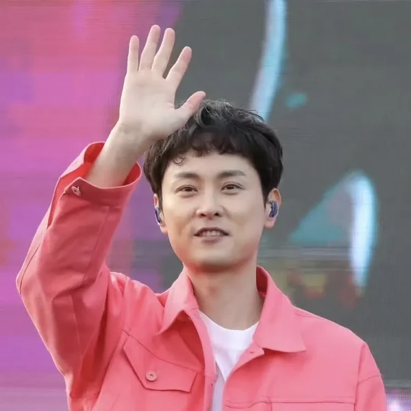 The most loved look of Min Kyunghoon today
