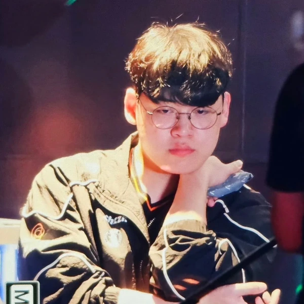 Foto profil terbaik Gumayusi hari ini di Choeaedol Celeb