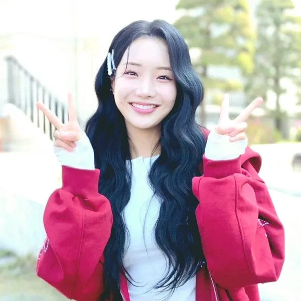 The most loved look of Kim Soyeon (2004) today