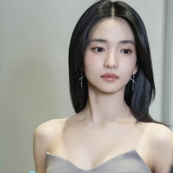 The most loved look of Kim Taeri today
