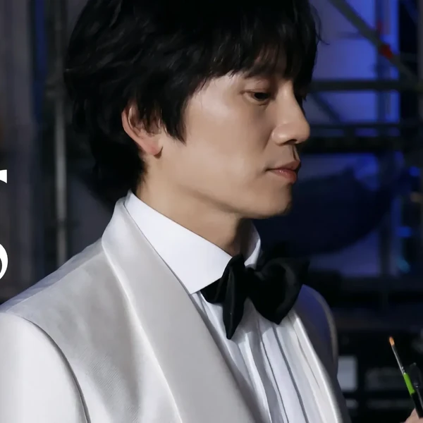 The most loved look of Ji Sung today