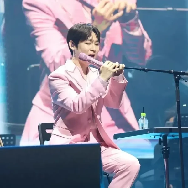 Popular photo full of fans’ love for Jinuk