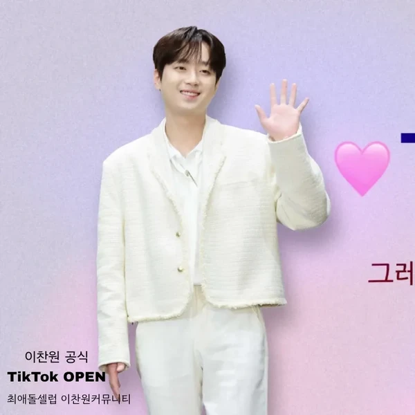 Foto populer Lee Chanwon yang penuh cinta dari penggemar
