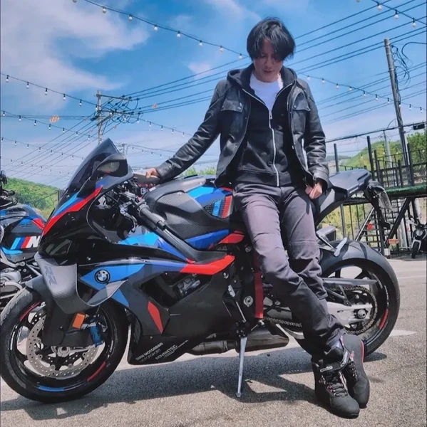 Popular photo full of fans’ love for Kim Namgil