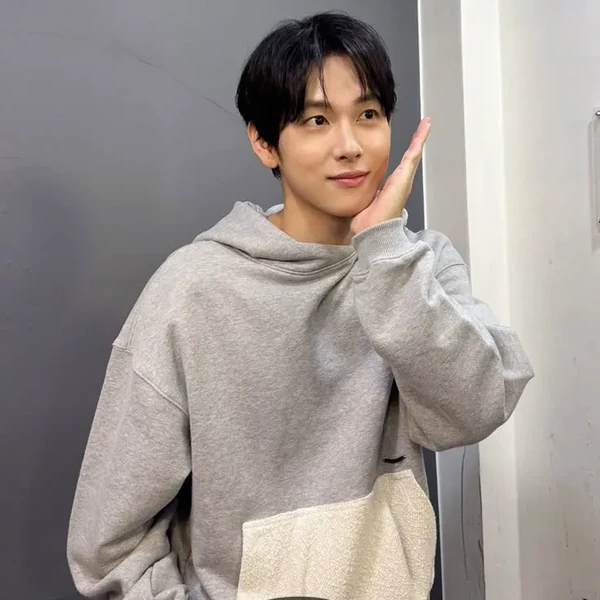 Popular photo full of fans’ love for Yim Siwan