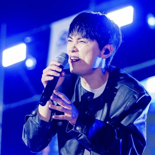 Popular photo full of fans’ love for Min Kyunghoon