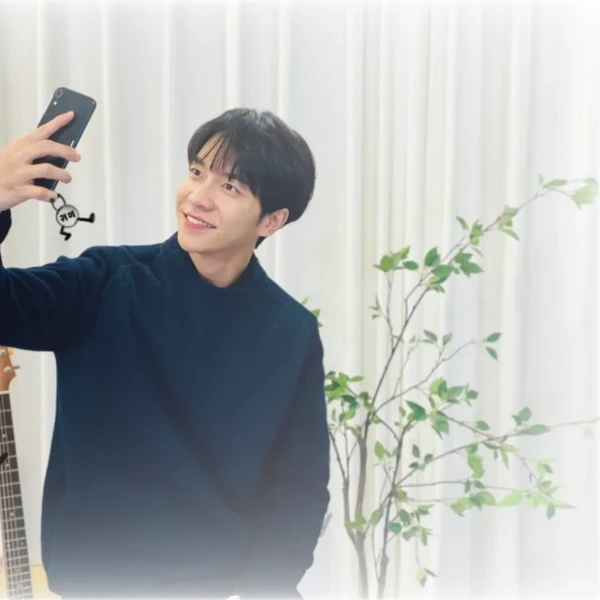 Foto populer Lee Seunggi yang penuh cinta dari penggemar