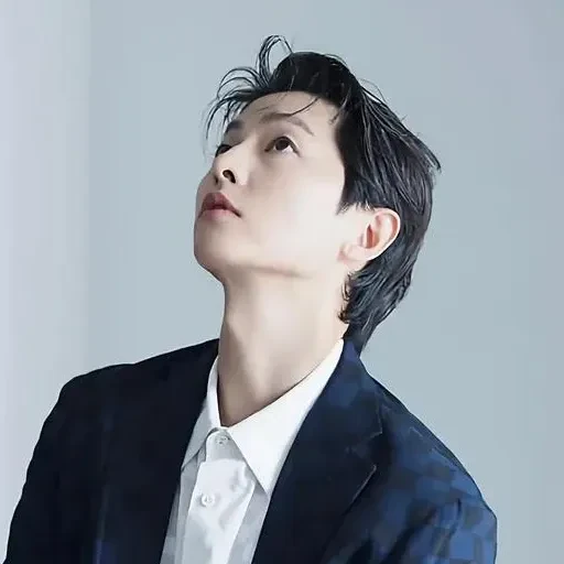Foto populer Song Joongki yang penuh cinta dari penggemar