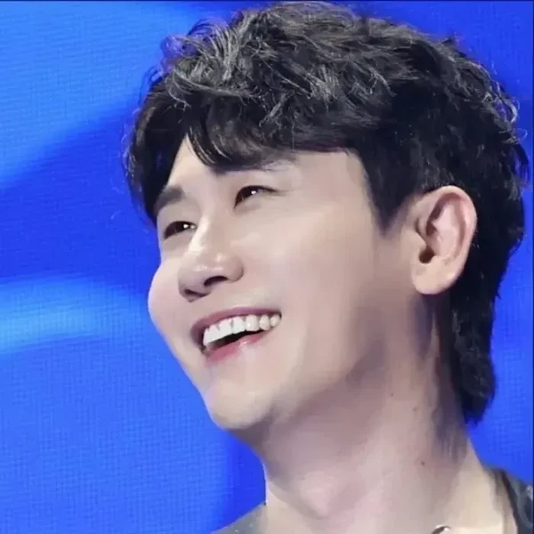 Popular photo full of fans’ love for Young Tak
