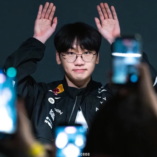 Popular photo full of fans’ love for Doran