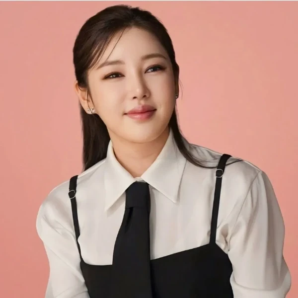 The most loved look of Song Gain today