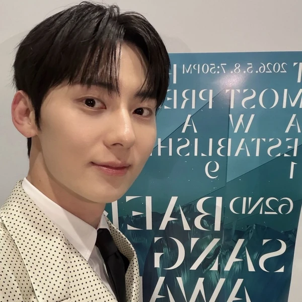 Popular photo full of fans’ love for Hwang Minhyun
