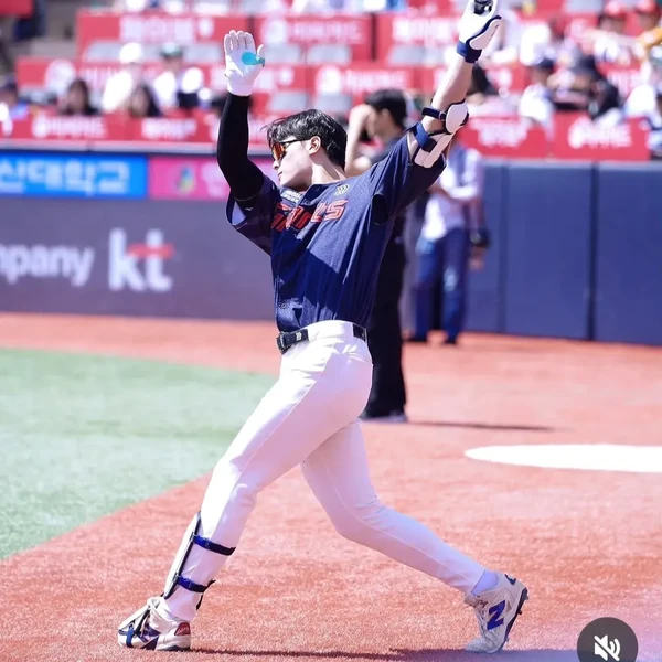 Popular photo full of fans’ love for Yoon Donghee