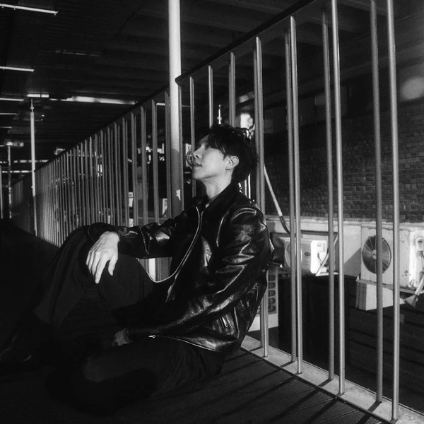 Popular photo full of fans’ love for Lee Seunggi