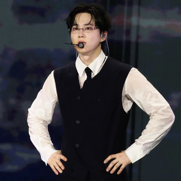 The most loved look of Suho today