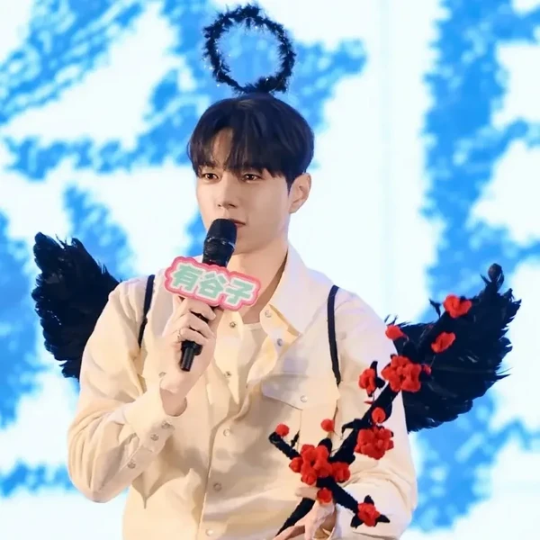 Popular photo full of fans’ love for Kim Myungsoo (L)