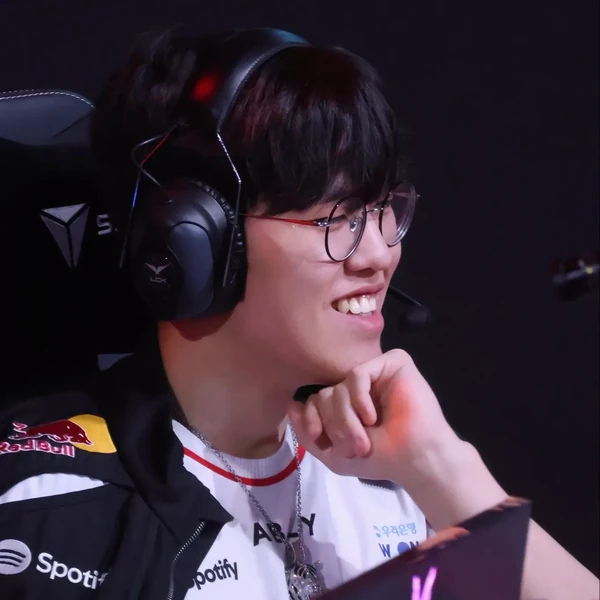 오너의 매력을 담은 최애돌셀럽 대표 사진