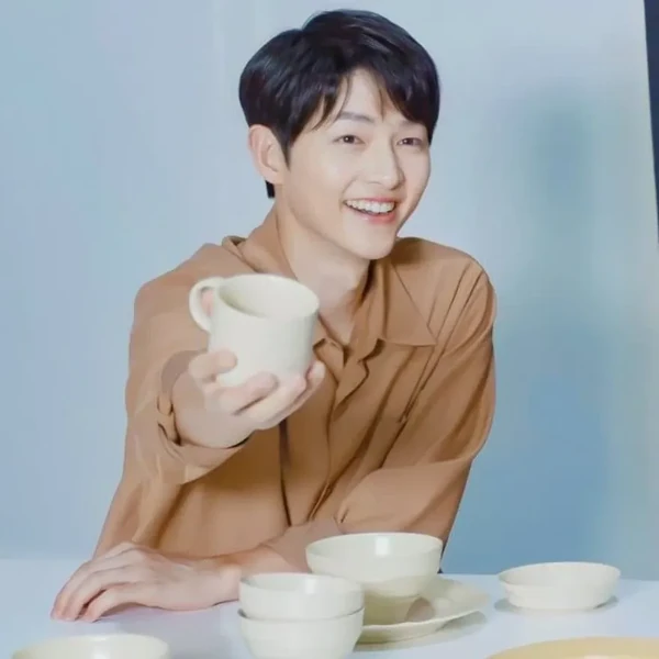 Popular photo full of fans’ love for Song Joongki