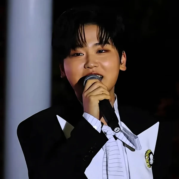 Popular photo full of fans’ love for Park Sungon