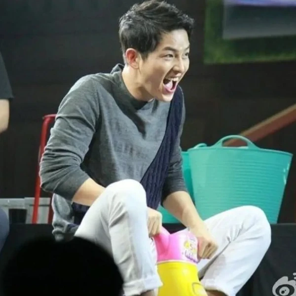 Foto populer Song Joongki yang penuh cinta dari penggemar