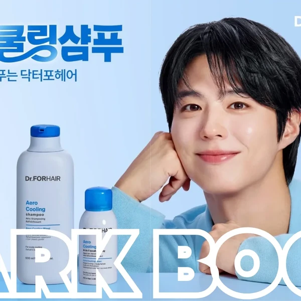 Popular photo full of fans’ love for Park Bogum