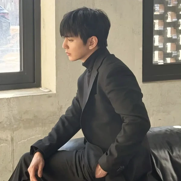 The most loved look of Yoo Seungho today