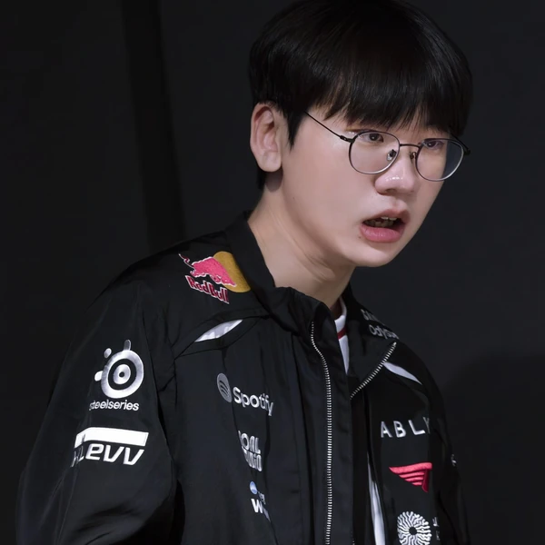 Popular photo full of fans’ love for Doran