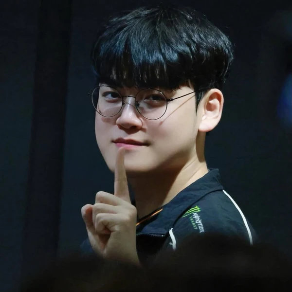 Foto profil populer Gumayusi yang dipilih melalui voting