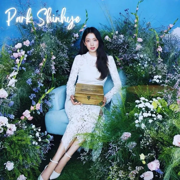 The most loved look of Park Shinhye today