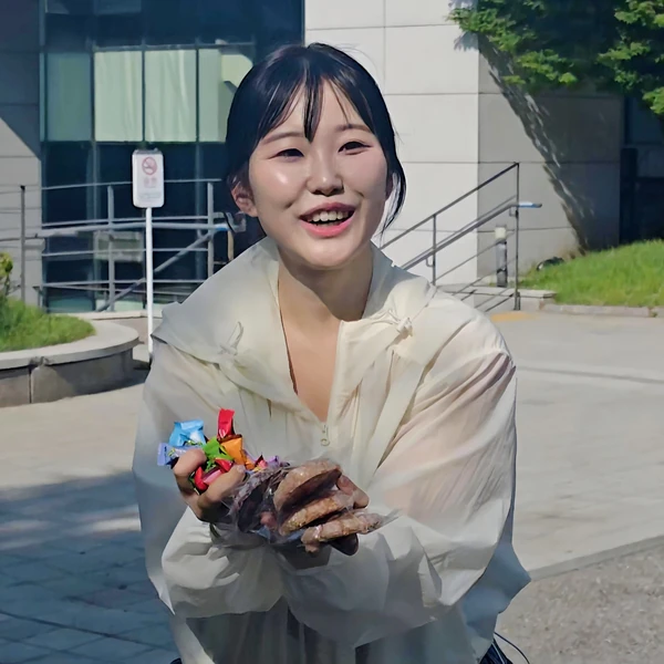The most loved look of Hong Seongyun today