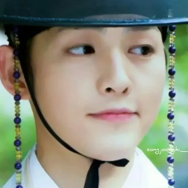 Popular photo full of fans’ love for Song Joongki