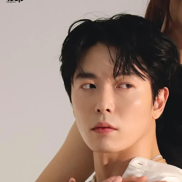 Foto populer Kim Jaewook yang penuh cinta dari penggemar