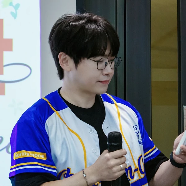 Popular photo full of fans’ love for Chungil