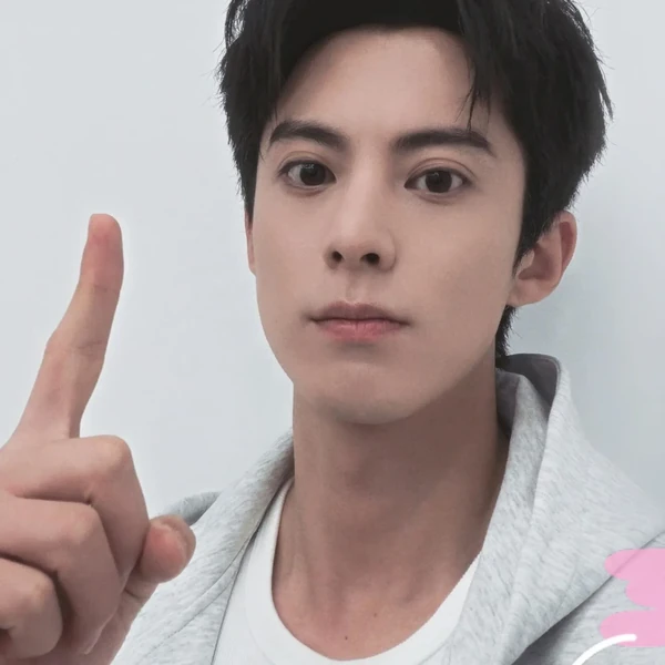 Popular photo full of fans’ love for Dylan Wang
