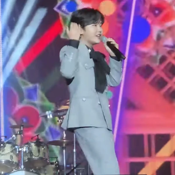 The most loved look of Park Sungon today