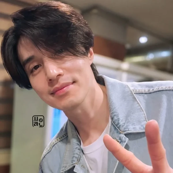 Popular photo full of fans’ love for Lee Dongwook