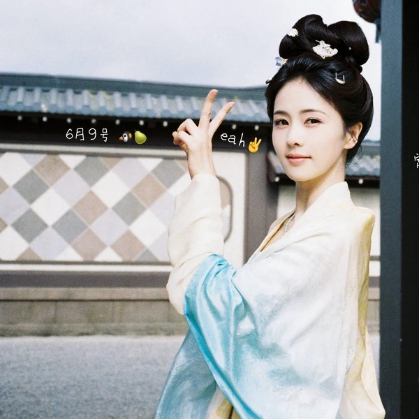 Popular photo full of fans’ love for Bai Lu