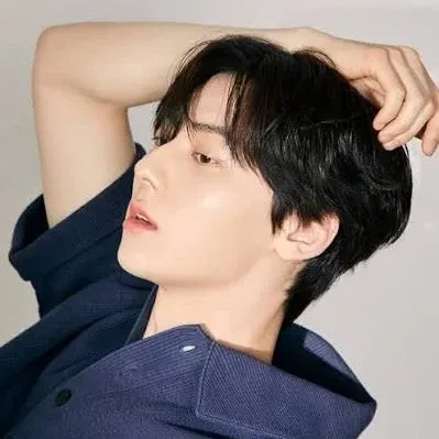 The most loved look of Hwang Minhyun today