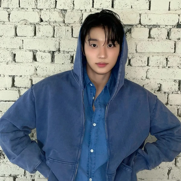 Popular photo full of fans’ love for Kim Jaewon