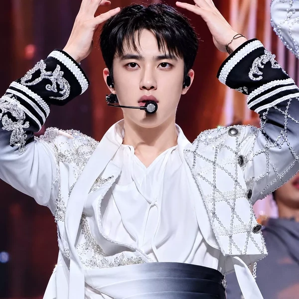 Foto populer Doh Kyungsoo (D.O.) yang penuh cinta dari penggemar