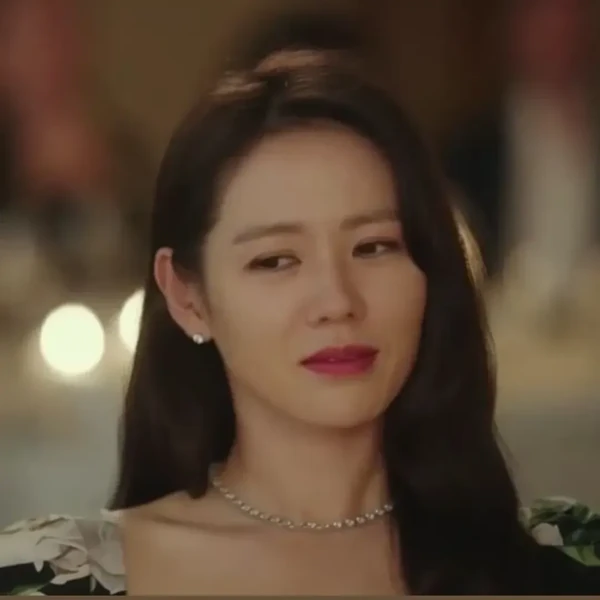 Foto populer Son Yejin yang penuh cinta dari penggemar