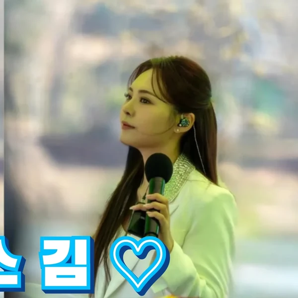 Popular photo full of fans’ love for Miss Kim