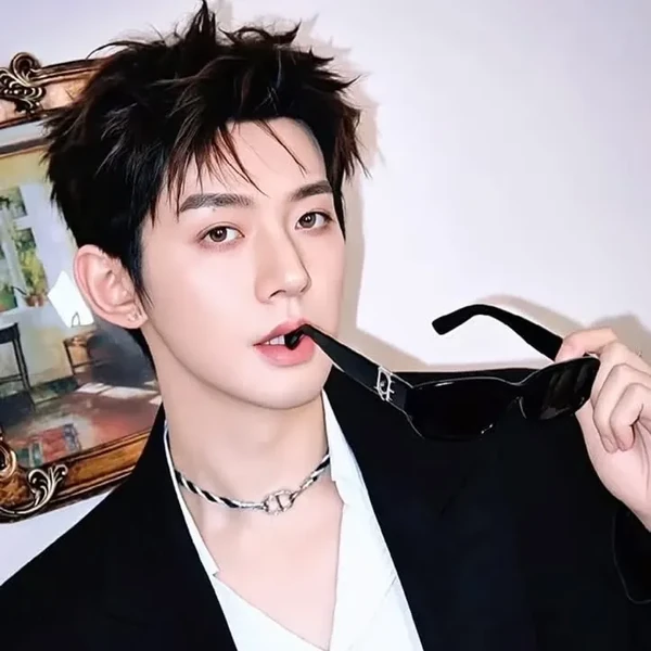 Popular photo full of fans’ love for Deng Wei