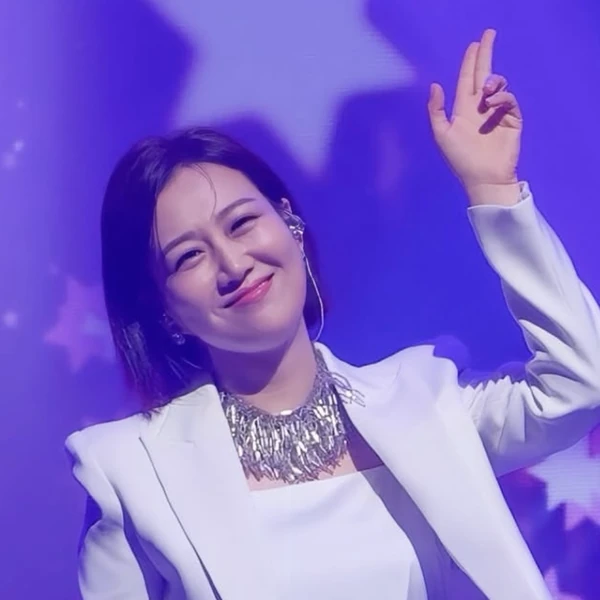 Popular photo full of fans’ love for Jang Yoonjeong