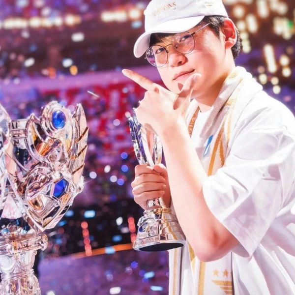 Foto profil terbaik Gumayusi hari ini di Choeaedol Celeb