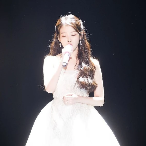 Foto populer IU yang penuh cinta dari penggemar