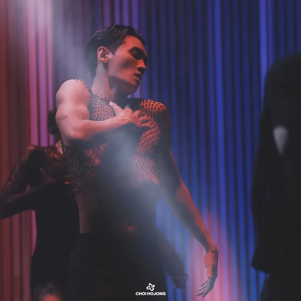 Popular photo full of fans’ love for Choi Hojong