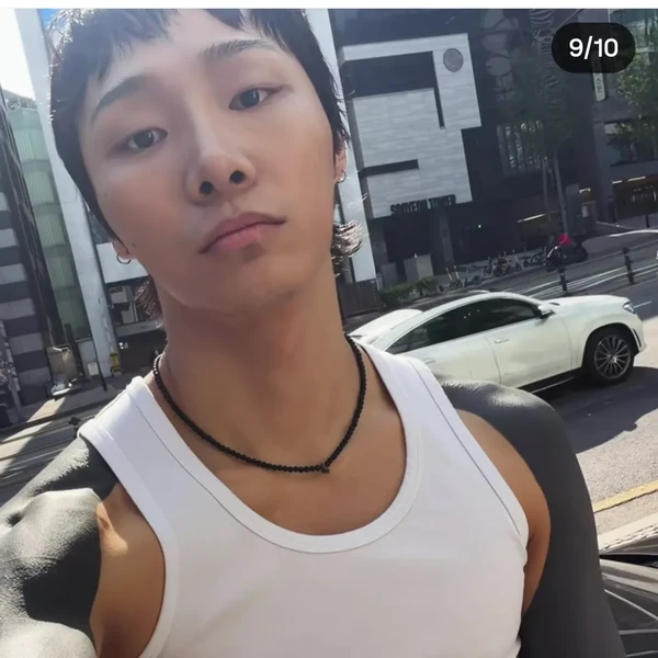 Popular photo full of fans’ love for Ki Moogan