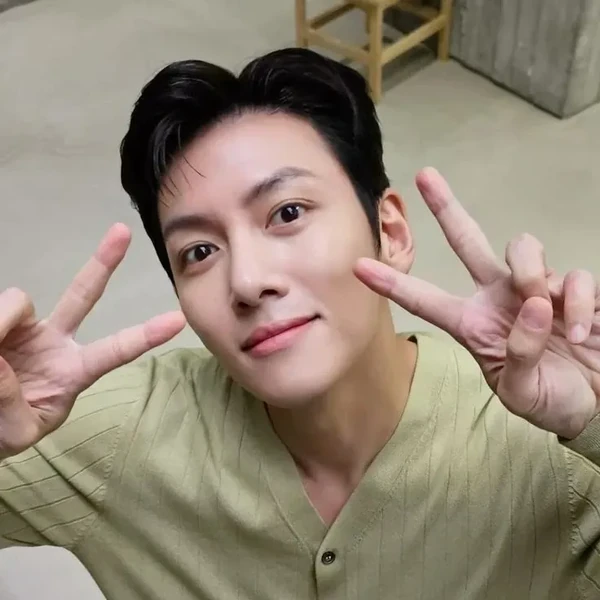 Popular photo full of fans’ love for Ji Changwook